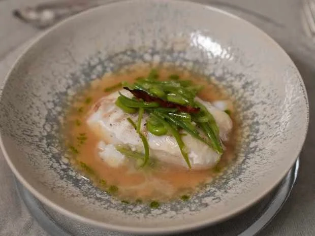 Skrei-Loin im Birnensud mit Bohnensalat und Baconchips - Rezept - Bild Nr. 17046