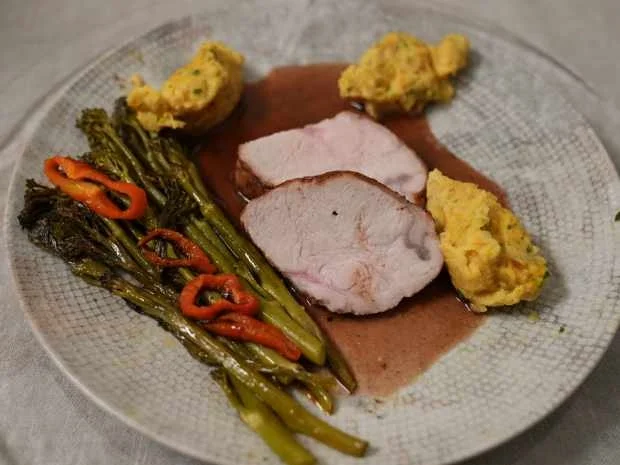 Rezept: Kalbskarrée mit Bimi und Quark-Parmesan-Nocken Bild Nr. 2 Kalbskarrée mit Bimi und Quark-Parmesan-Nocken - Rezept - Bild Nr. 2