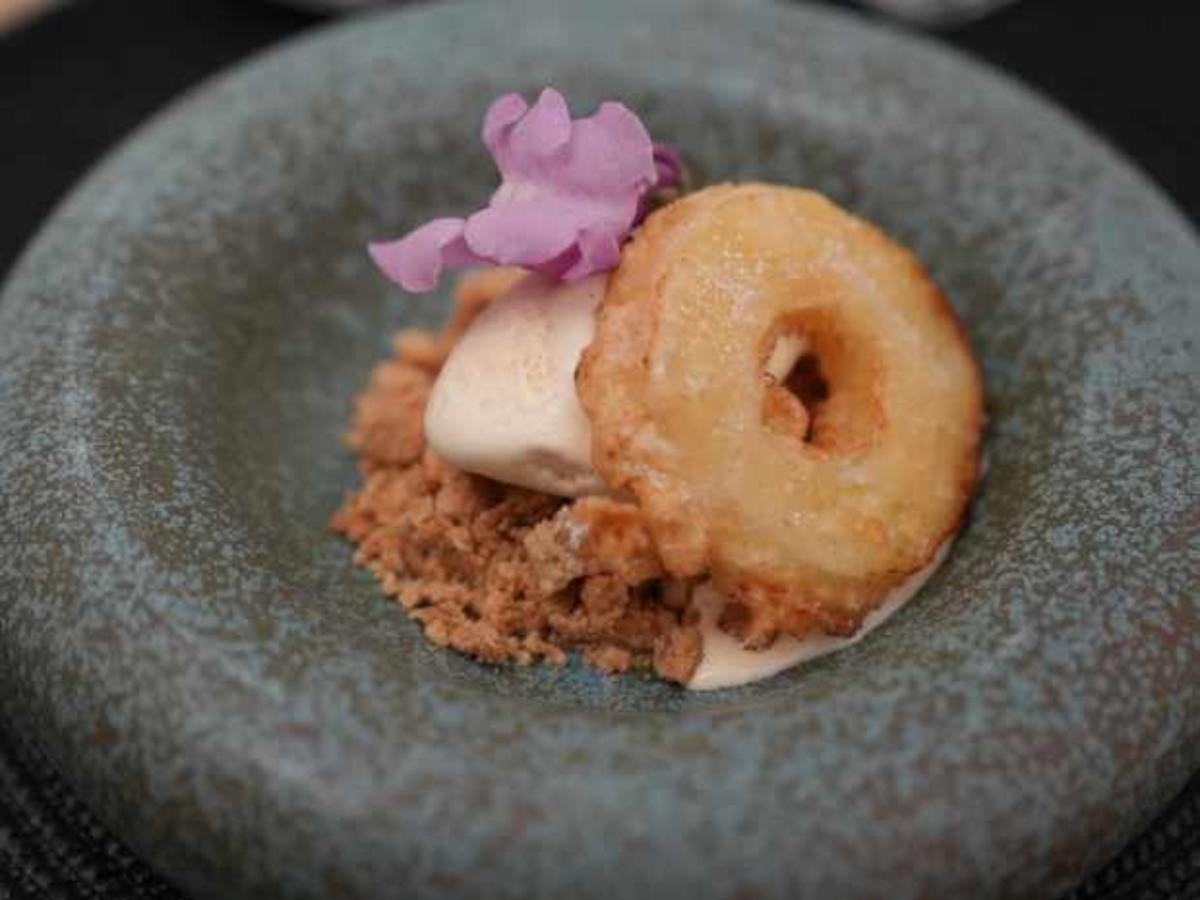 Apfel-Tempuraringe mit Crumble und Vanilleeis - Rezept - kochbar.de