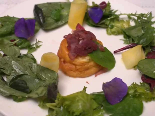 Käsesoufflé mit Madeira-Zwiebeln und Mango-Wildkräutersalat - Rezept - Bild Nr. 17046