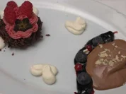 Marzipan-Himbeer-Törtchen mit Schokoladeneis und Johannisbeerenmus - Rezept - Bild Nr. 2