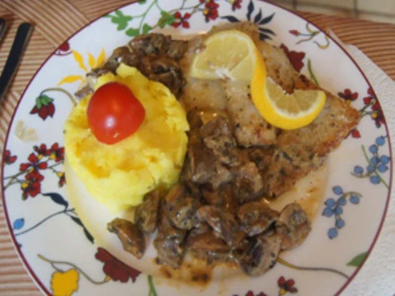 Seelachs Müllerin-Art mit pikanten Rahm-Champignons und Meerrettich-Kartoffelstampf - Rezept - Bild Nr. 2