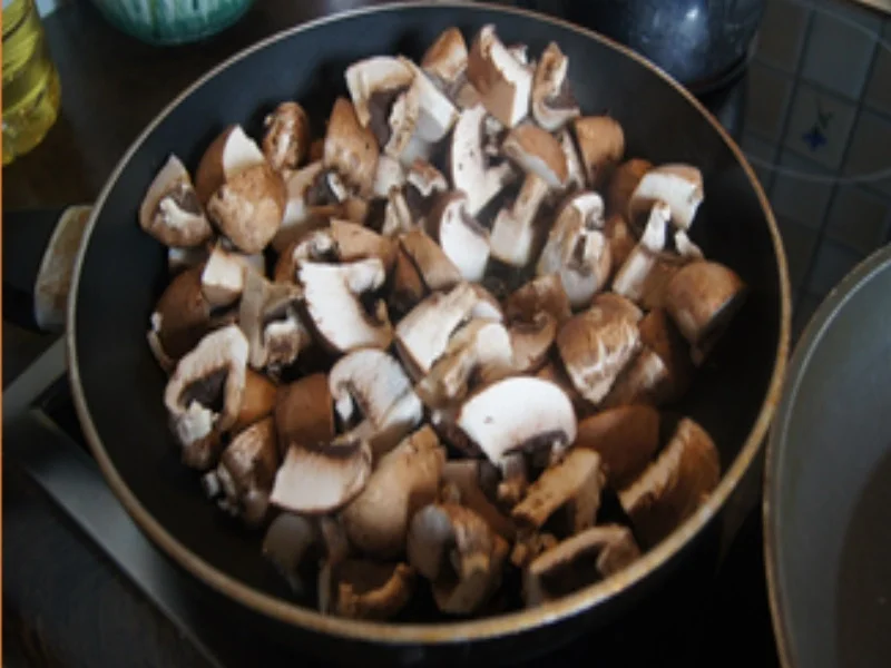 Seelachs Müllerin-Art mit pikanten Rahm-Champignons und Meerrettich-Kartoffelstampf - Rezept - Bild Nr. 5