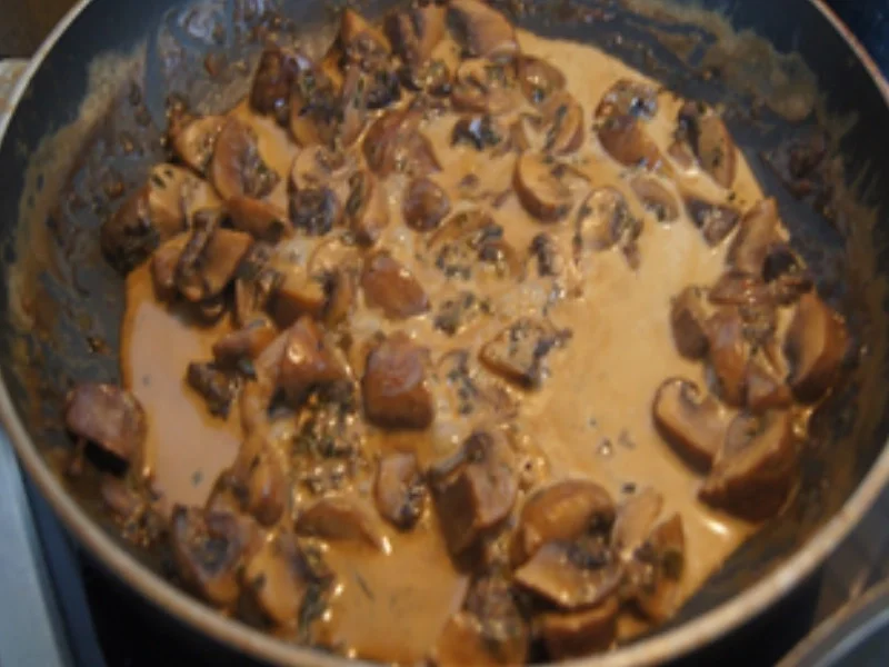 Seelachs Müllerin-Art mit pikanten Rahm-Champignons und Meerrettich-Kartoffelstampf - Rezept - Bild Nr. 6