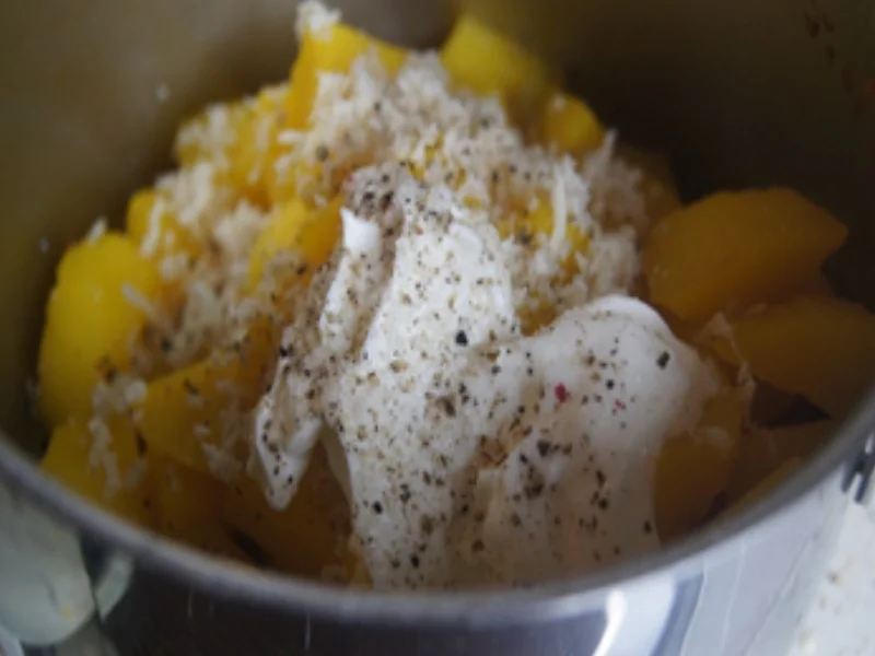 Seelachs Müllerin-Art mit pikanten Rahm-Champignons und Meerrettich-Kartoffelstampf - Rezept - Bild Nr. 8