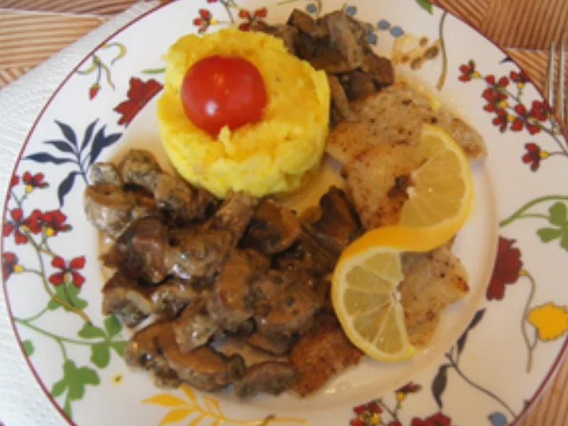 Seelachs Müllerin-Art mit pikanten Rahm-Champignons und Meerrettich-Kartoffelstampf - Rezept - Bild Nr. 10