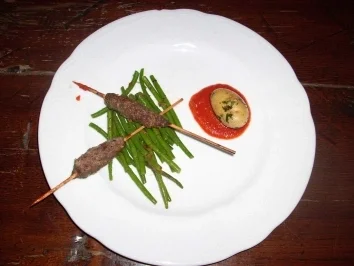 Hackspieß an gebratenen grünen Bohnen mit Tomaten-Buttersoß - Rezept