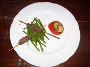 Hackspieß an gebratenen grünen Bohnen mit Tomaten-Buttersoß - Rezept