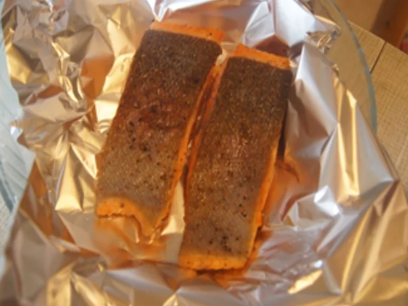 Gebratener Lachs mit Spargelmix, Meerrettich-Dressing und Frühkartoffeln - Rezept - Bild Nr. 8