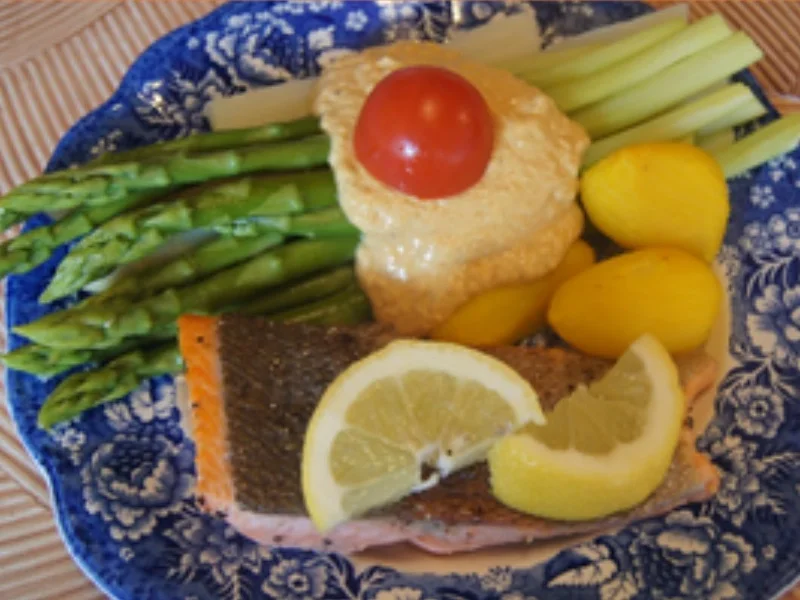 Gebratener Lachs mit Spargelmix, Meerrettich-Dressing und Frühkartoffeln - Rezept - Bild Nr. 11