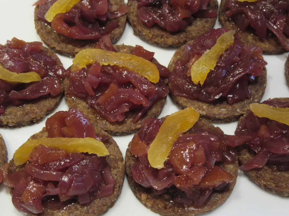 Fingerfood: Pumpernickeltaler mit Zwiebel-Aprikosen-Marmelade - Rezept - Bild Nr. 2