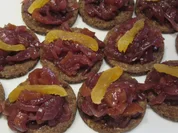 Fingerfood: Pumpernickeltaler mit Zwiebel-Aprikosen-Marmelade - Rezept - Bild Nr. 2