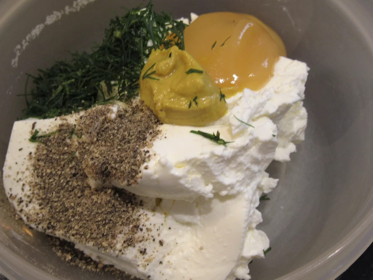 Fingerfood: Pfannkuchen mit Graved Lachs und Frischkäsecreme - Rezept - Bild Nr. 17048