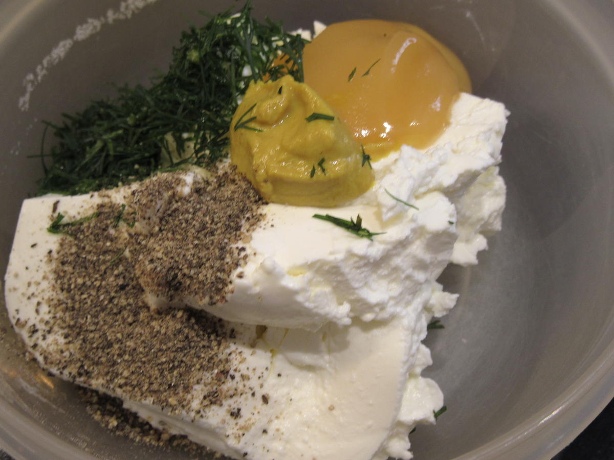 Fingerfood: Pfannkuchen mit Graved Lachs und Frischkäsecreme - Rezept ...