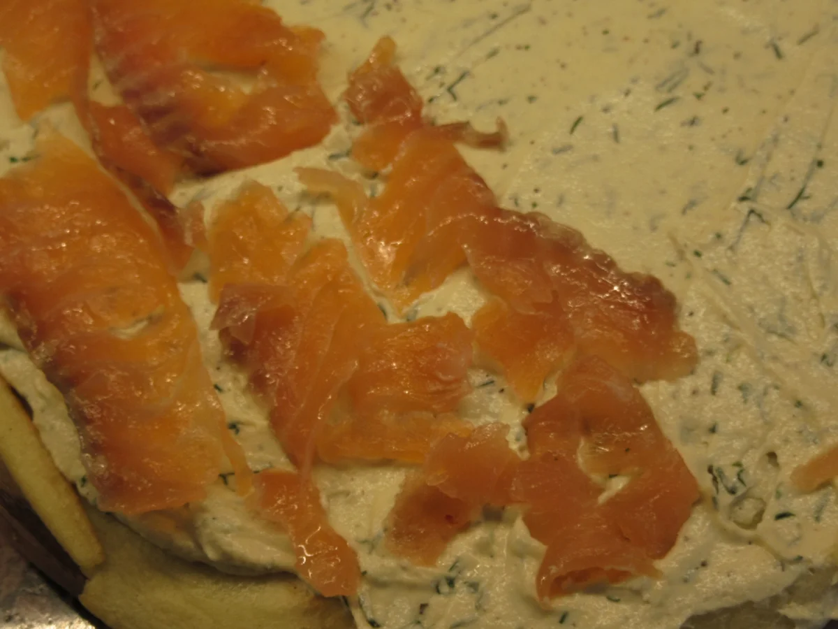 Fingerfood: Pfannkuchen mit Graved Lachs und Frischkäsecreme - Rezept - Bild Nr. 17049