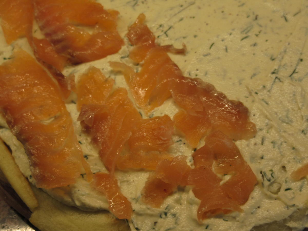 Fingerfood: Pfannkuchen mit Graved Lachs und Frischkäsecreme - Rezept ...