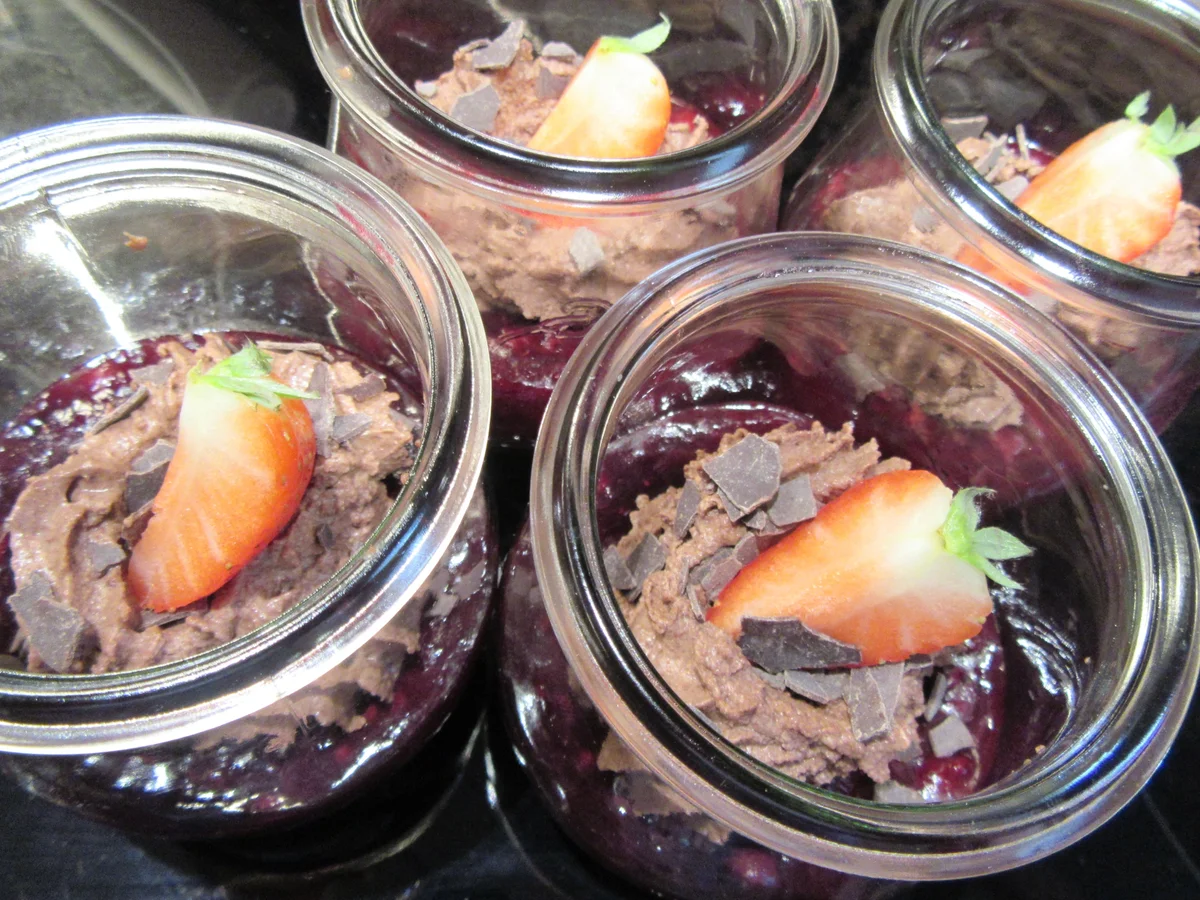 Dessert: Rote Grütze mit Schokosahne - Rezept - Bild Nr. 17047