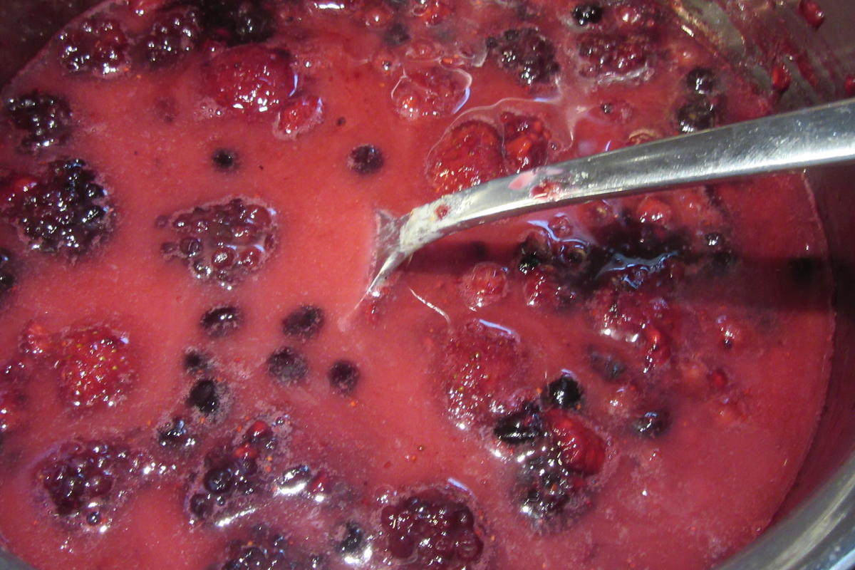 Dessert: Rote Grütze mit Schokosahne - Rezept - Bild Nr. 17049