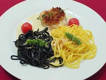 Rezept: Steinbutt unter Pinienkernkruste an weißer und schwarzer Pasta Steinbutt unter Pinienkernkruste an weißer und schwarzer Pasta - Rezept