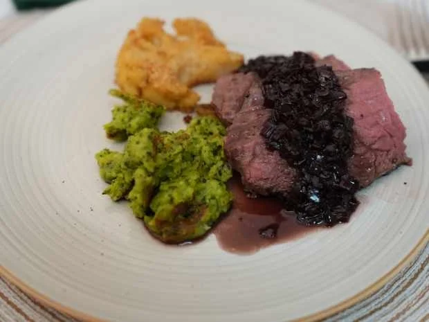 Rezept: Roastbeef mit Bärlauch Gnocchi und Blumenkohlschnitzel Bild Nr. 2 Roastbeef mit Bärlauch Gnocchi und Blumenkohlschnitzel - Rezept - Bild Nr. 2