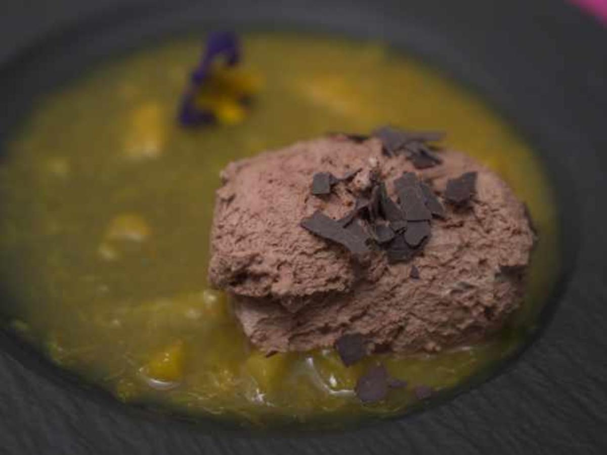 Schoko-Nougat-Mousse und Orangen-Maracuja-Kompott - Rezept - kochbar.de