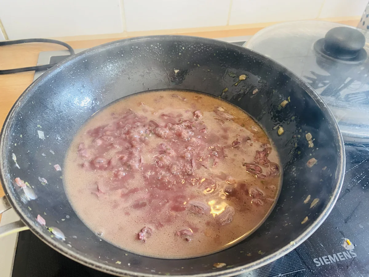 Rezept: Geschmorte Hühnerherzen in Rotweinsauce Bild Nr. 17048 Geschmorte Hühnerherzen in Rotweinsauce - Rezept - Bild Nr. 17048