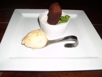 Rezept: Getrüffelte Nussnougatcreme an Birnensorbet im Mandelmantel Getrüffelte Nussnougatcreme an Birnensorbet im Mandelmantel - Rezept