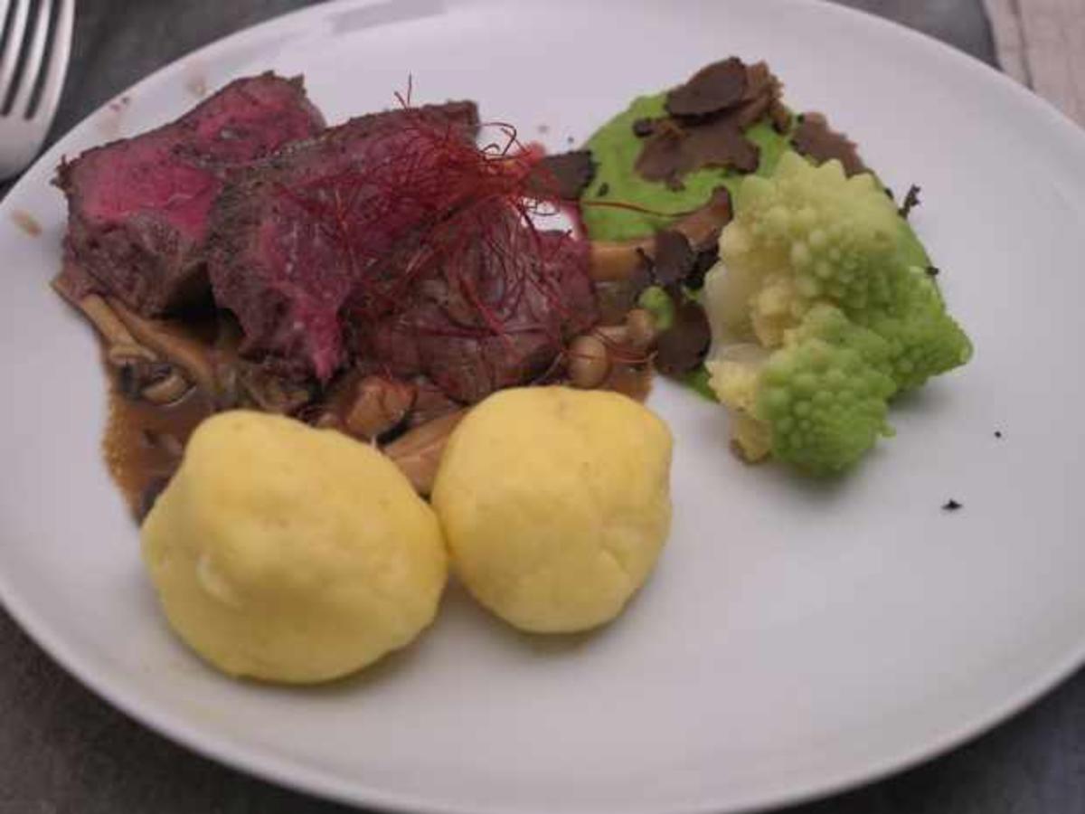 Roastbeef mit Knödel und Erbsencreme - Rezept - Bild Nr. 2