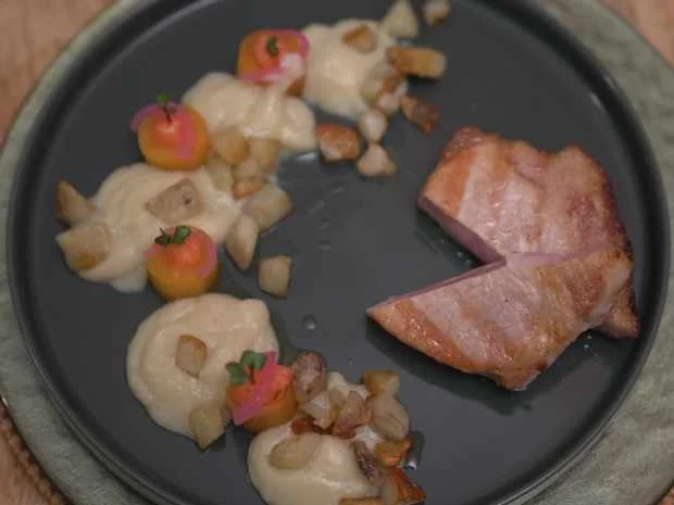 Rezept: Mangalitza mit Topinambur-Püree und Kaki-Röllchen Bild Nr. 2 Mangalitza mit Topinambur-Püree und Kaki-Röllchen - Rezept - Bild Nr. 2