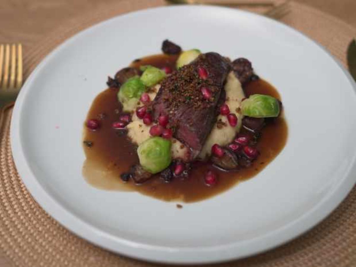 Hirschfilet an Gemüsepüree, dazu Rosenkohl und Granatapfelsauce - Rezept - Bild Nr. 17047