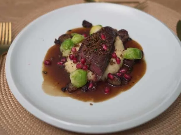 Rezept: Hirschfilet an Gemüsepüree, dazu Rosenkohl und Granatapfelsauce Bild Nr. 17047 Hirschfilet an Gemüsepüree, dazu Rosenkohl und Granatapfelsauce - Rezept - Bild Nr. 17047