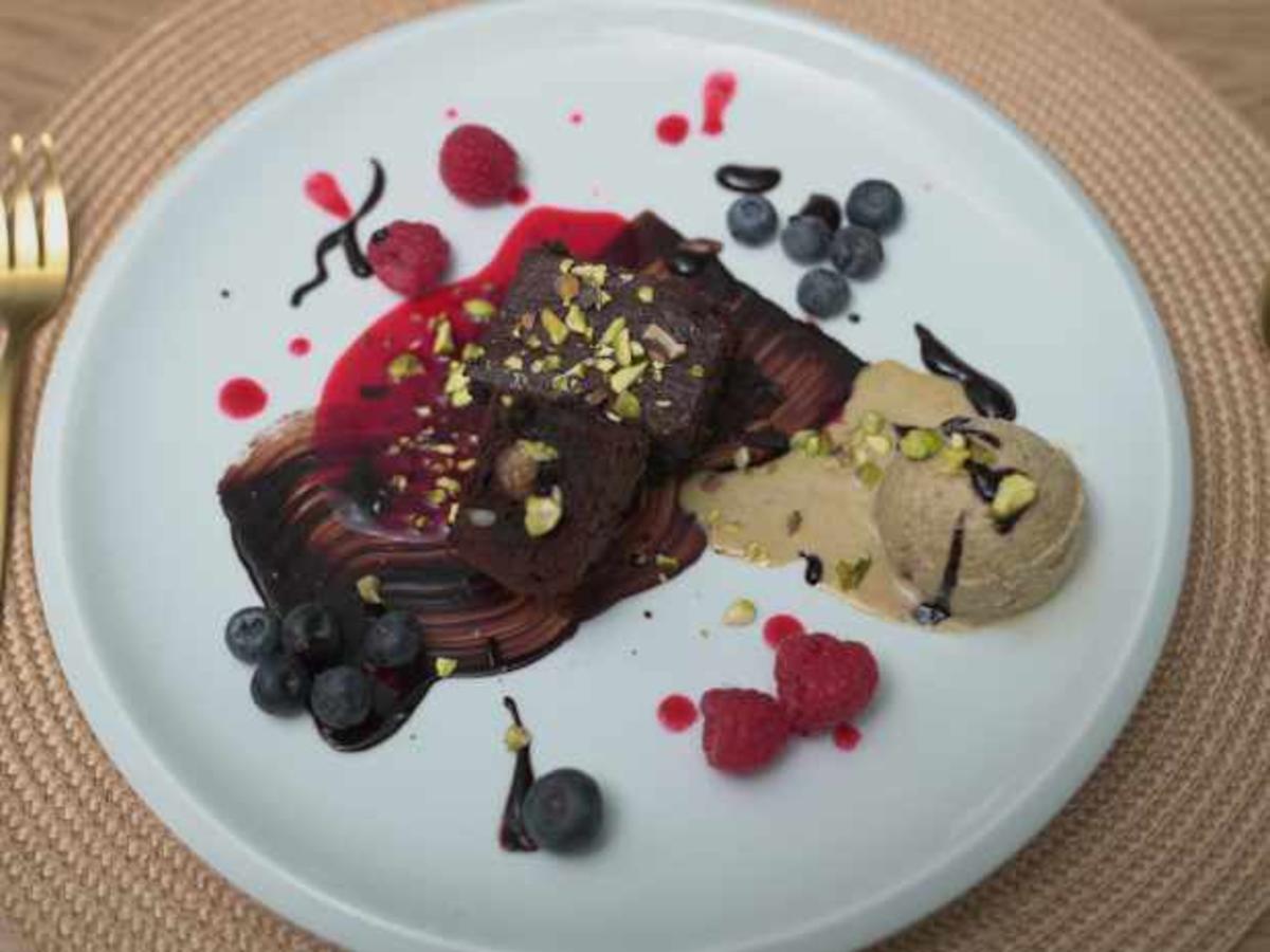 Macadamia-Brownies mit Pistazieneis und Himbeer-Schokosoße - Rezept ...