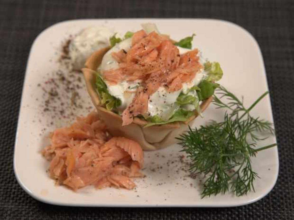 Lachs im Körbchen mit Salat und Dill-Crème-fraîche - Rezept - kochbar.de