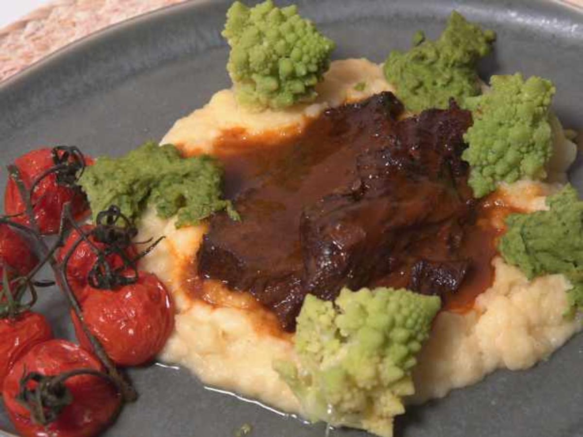Geschmorte Ochsenbacke mit Pastinakenpüree und Erbsencreme - Rezept ...