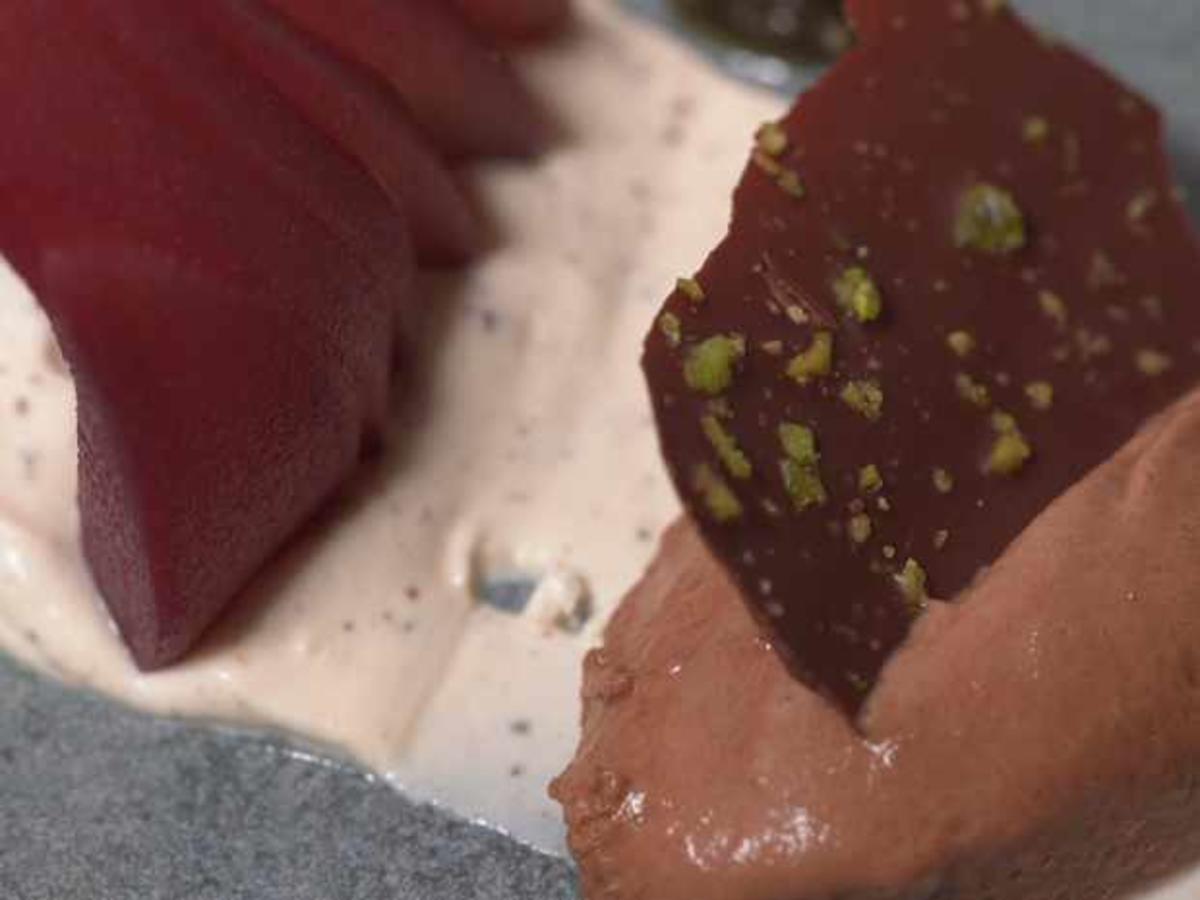 Pochierte Birne mit Schokoladenmousse und Mascarpone-Creme - Rezept ...