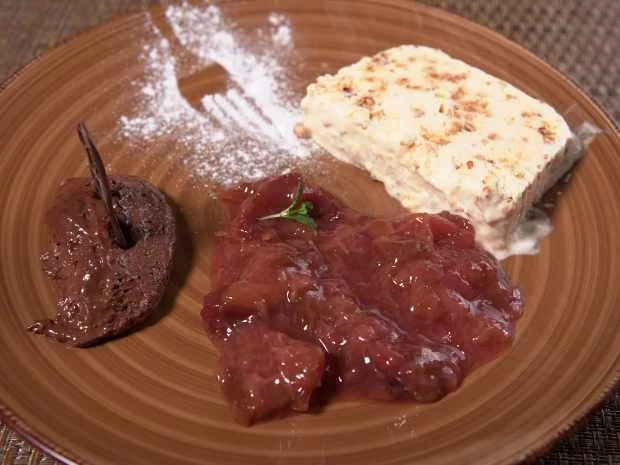 Mousse au Chocolat mit Mandelparfait und Pflaumenkompott - Rezept - Bild Nr. 17049