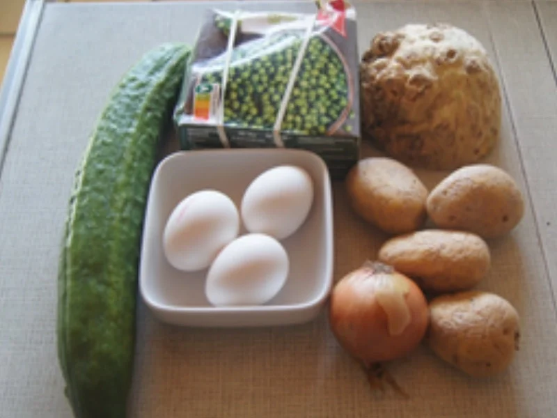 Gekochte Eier mit Erbsensauce, Gurkensalat und Sellerie-Kartoffel-Stampf - Rezept - Bild Nr. 3