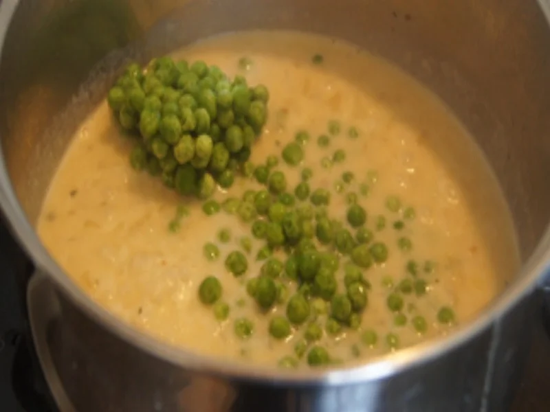 Gekochte Eier mit Erbsensauce, Gurkensalat und Sellerie-Kartoffel-Stampf - Rezept - Bild Nr. 5