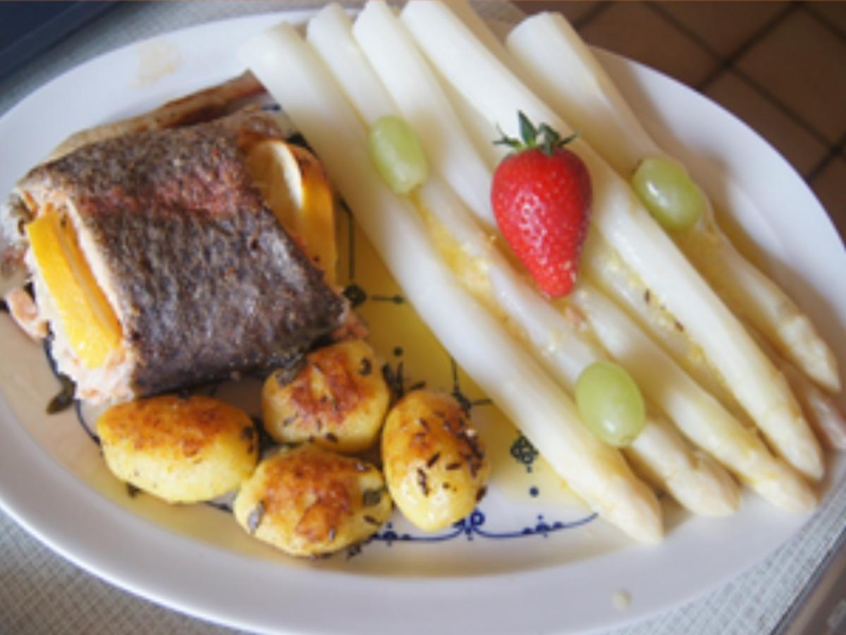 Spargel mit Zitronenbutter, Backofen-Lachsforelle und Rosmarin-Kümmel-Bratdrillingen - Rezept - Bild Nr. 2