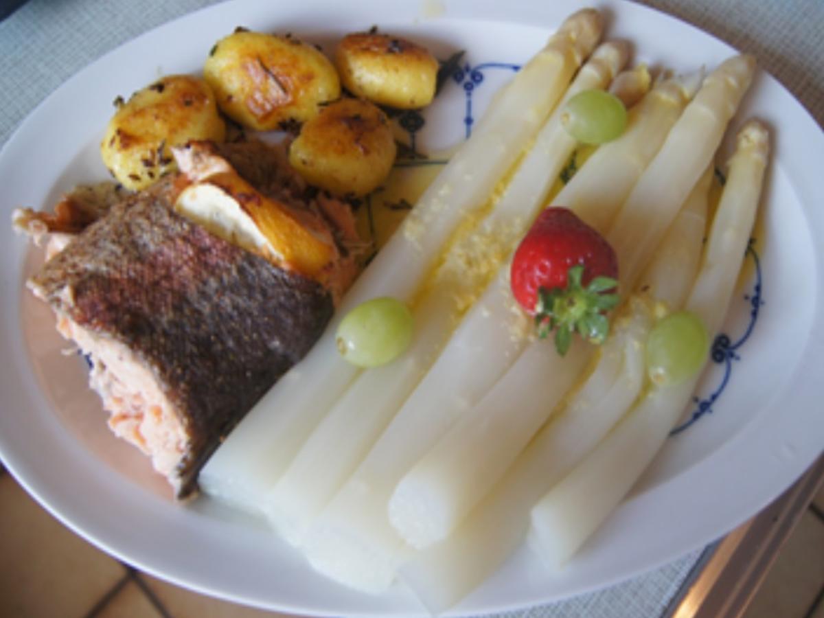 Spargel mit Zitronenbutter, Backofen-Lachsforelle und Rosmarin-Kümmel-Bratdrillingen - Rezept - Bild Nr. 16