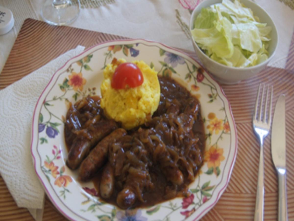 Nürnberger Bratwürstchen in Zwiebelsauce und Kartoffelstampf und Salat - Rezept - Bild Nr. 2