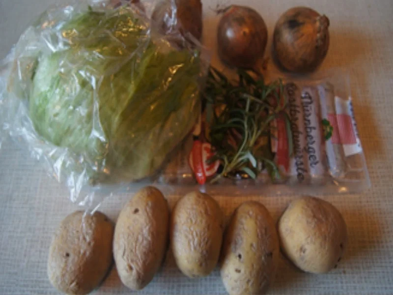 Rezept: Nürnberger Bratwürstchen in Zwiebelsauce und Kartoffelstampf und Salat Bild Nr. 3 Nürnberger Bratwürstchen in Zwiebelsauce und Kartoffelstampf und Salat - Rezept - Bild Nr. 3