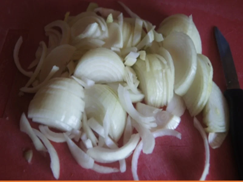 Rezept: Nürnberger Bratwürstchen in Zwiebelsauce und Kartoffelstampf und Salat Bild Nr. 4 Nürnberger Bratwürstchen in Zwiebelsauce und Kartoffelstampf und Salat - Rezept - Bild Nr. 4