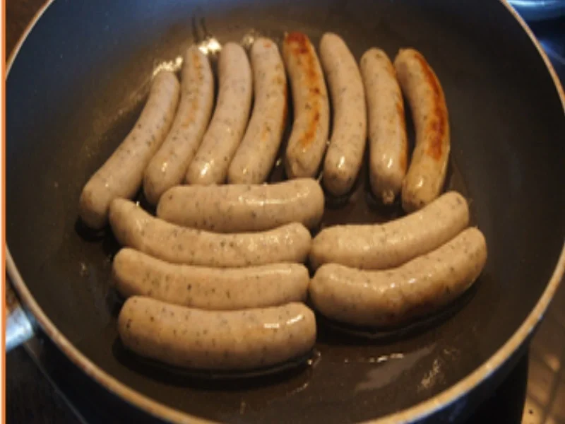 Rezept: Nürnberger Bratwürstchen in Zwiebelsauce und Kartoffelstampf und Salat Bild Nr. 5 Nürnberger Bratwürstchen in Zwiebelsauce und Kartoffelstampf und Salat - Rezept - Bild Nr. 5