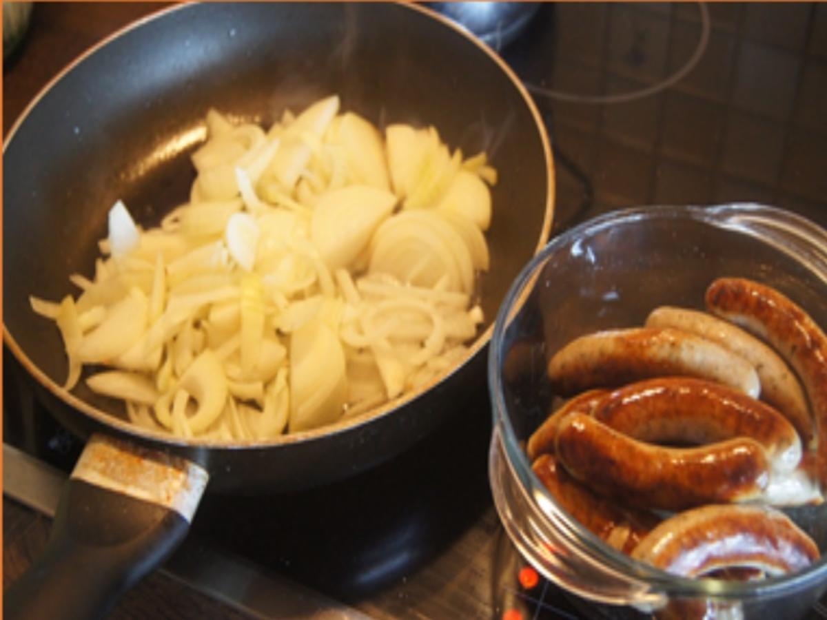 Nürnberger Bratwürstchen in Zwiebelsauce und Kartoffelstampf und Salat - Rezept - Bild Nr. 6