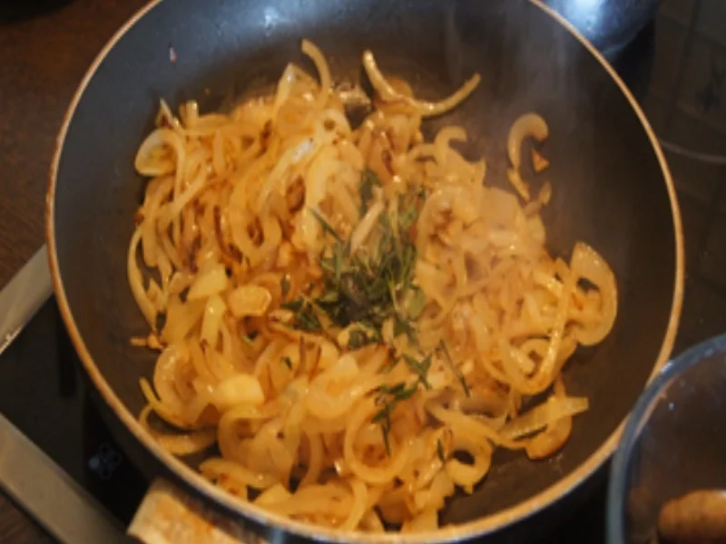 Rezept: Nürnberger Bratwürstchen in Zwiebelsauce und Kartoffelstampf und Salat Bild Nr. 7 Nürnberger Bratwürstchen in Zwiebelsauce und Kartoffelstampf und Salat - Rezept - Bild Nr. 7