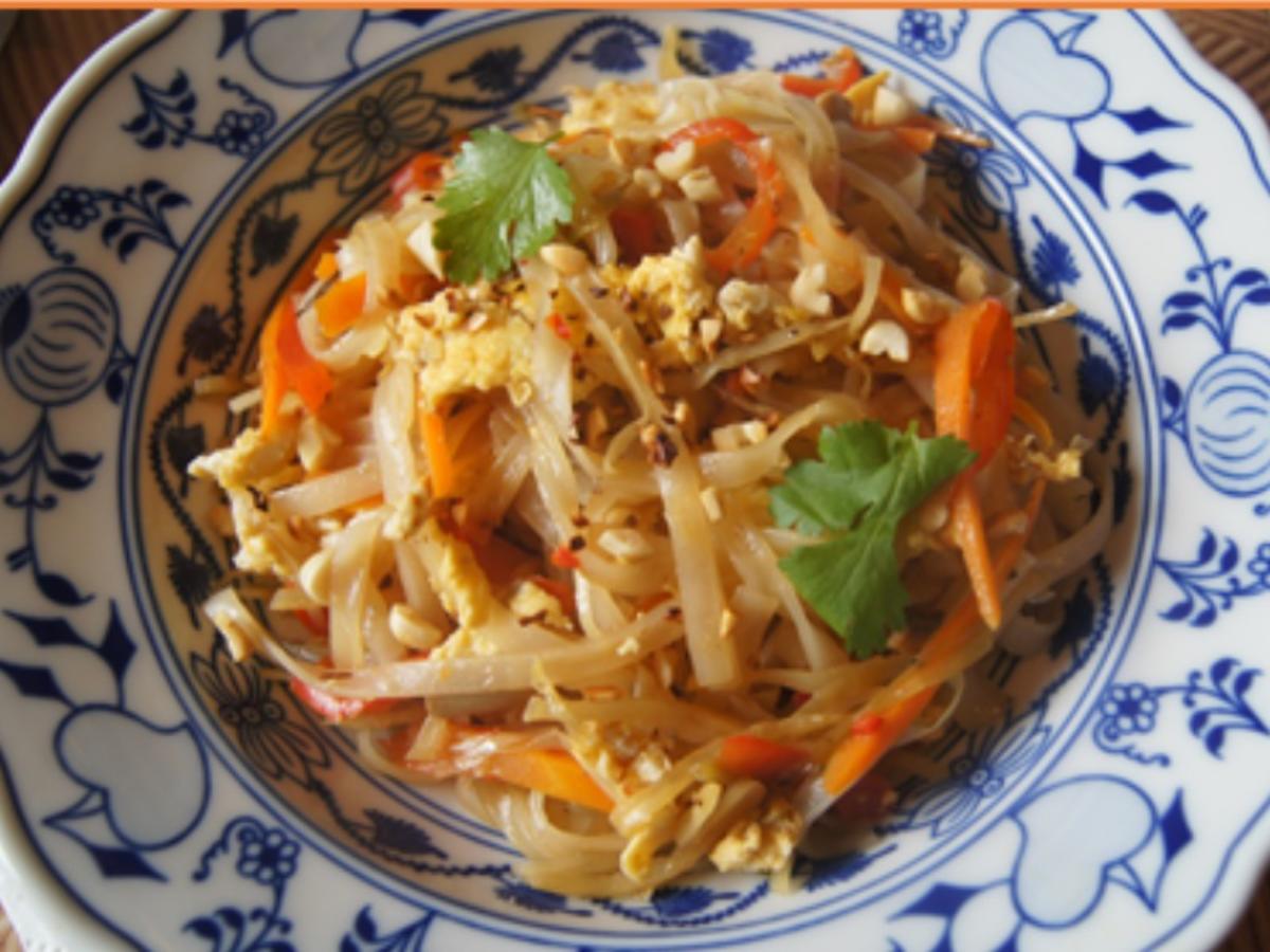 Gemüse-Ei-Reisnudel-Wok - Rezept mit Bild - kochbar.de
