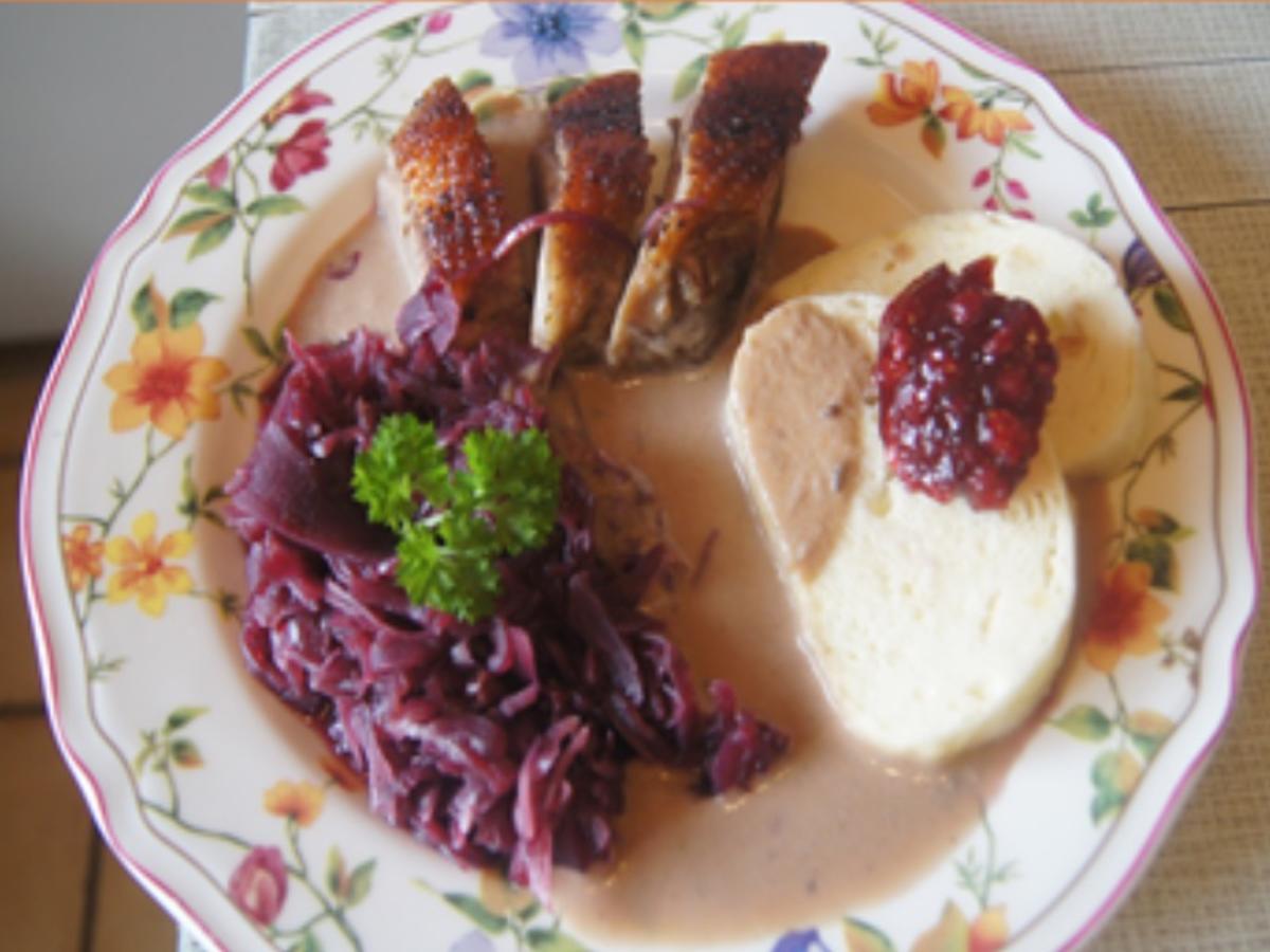 Gänsebrust mit Sauce, Rotkohl mit Preiselbeeren und Böhmischen Knödeln - Rezept - Bild Nr. 2