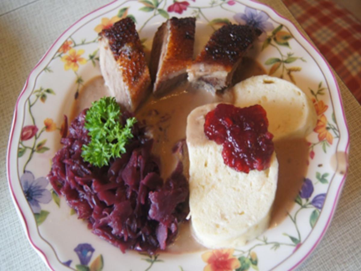 Gänsebrust mit Sauce, Rotkohl mit Preiselbeeren und Böhmischen Knödeln - Rezept - Bild Nr. 19