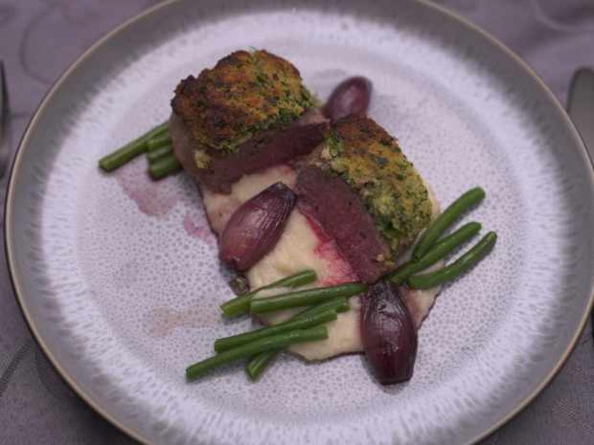 Lammlachs mit Kräuterkruste und Rotweinschalotten - Rezept - kochbar.de